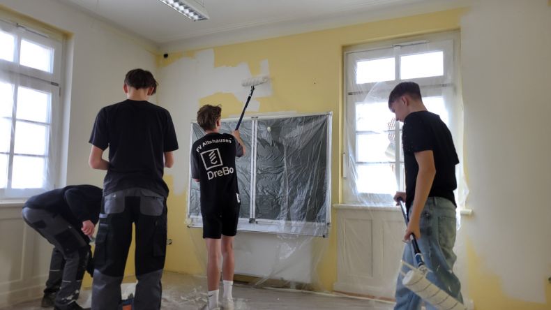 Firmanden beim Renovieren eines Raumes für ein Mehrgenerationen-Projekt